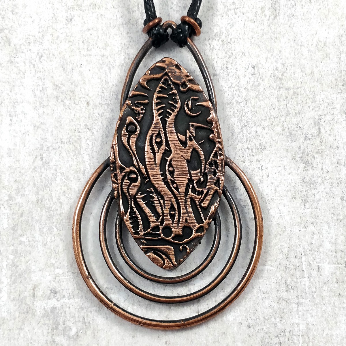 pendentif artefact cthulhu lovecraft cuivre glyphe gravure