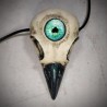 pendentif crâne de corneille et oeil humain bleu vert