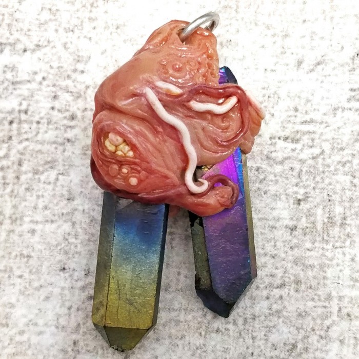 Pendentif chair pustule quartz aura viscère Pendentif chair pustule quartz aura viscère