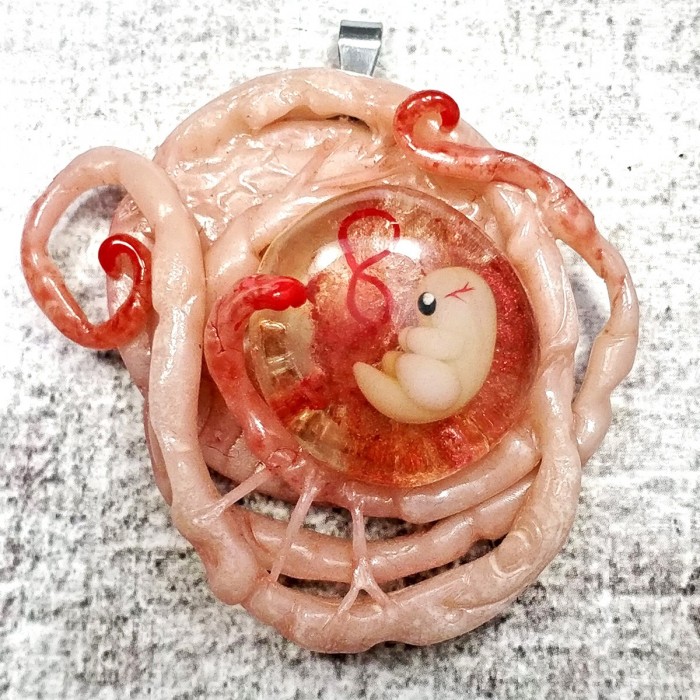 Pendentif foetus réaliste gore creepy Pendentif foetus réaliste gore creepy