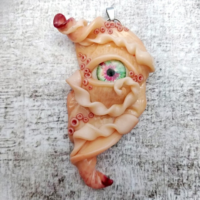 Collier chair gore glauque creepy oeil yeux tentacules Collier chair gore glauque creepy oeil yeux tentacules