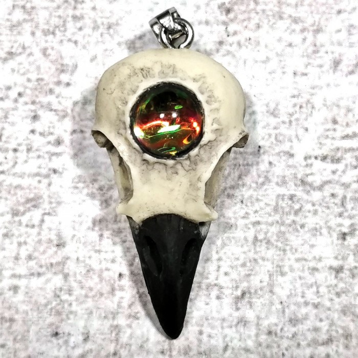 pendentif crâne corbeau, sphère psychique mystique ésotérique divination artisanal
